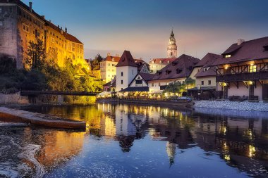 Vltava Nehri üzerindeki Cesky Krumlov kalesinin ve kasabasının manzarası