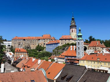 Vltava Nehri üzerindeki Cesky Krumlov kalesinin ve kasabasının manzarası