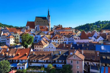Vltava Nehri üzerindeki Cesky Krumlov kalesinin ve kasabasının manzarası