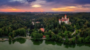 Avusturya-Macaristan tahtının varisi Franz Ferdinand d 'Este' nin son ikamet yeri olan Orta Bohemya 'nın Benesov bölgesindeki Konopiste Şatosu, siste gün doğumunda Konopiste Kalesi' nin manzarası