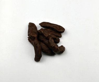 Güzel çikolata şekerleri beyaz arka planda yatıyor.