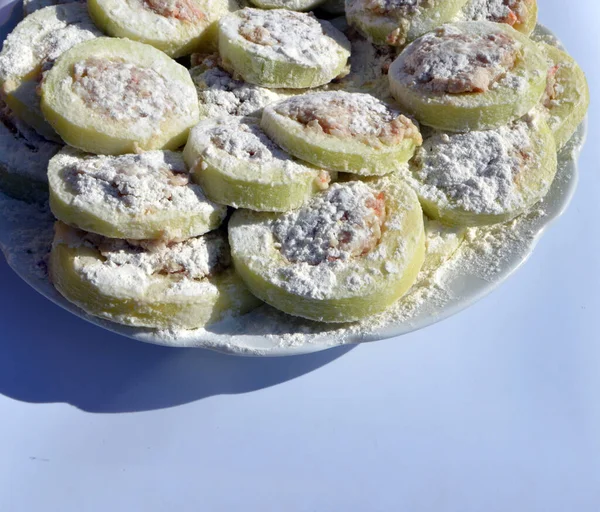 Zucchine Condite Con Carne Macinata Trovano Piatto Sul Tavolo — Foto Stock