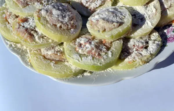 Zucchine Tritate Condite Con Carne Macinata Trovano Piatto — Foto Stock