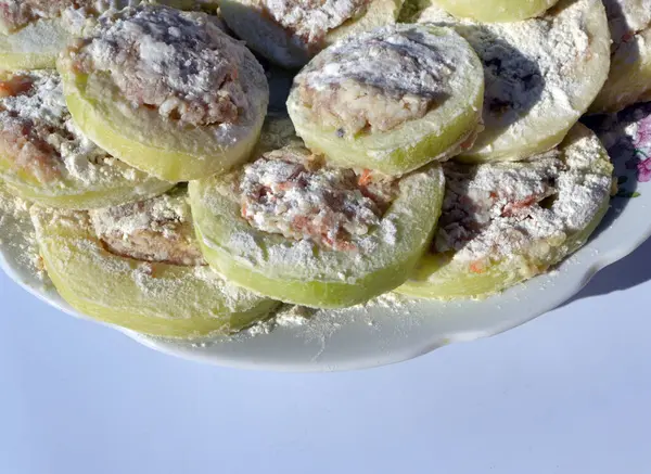 Zucchini Dengan Daging Cincang Terletak Latar Belakang Putih — Stok Foto