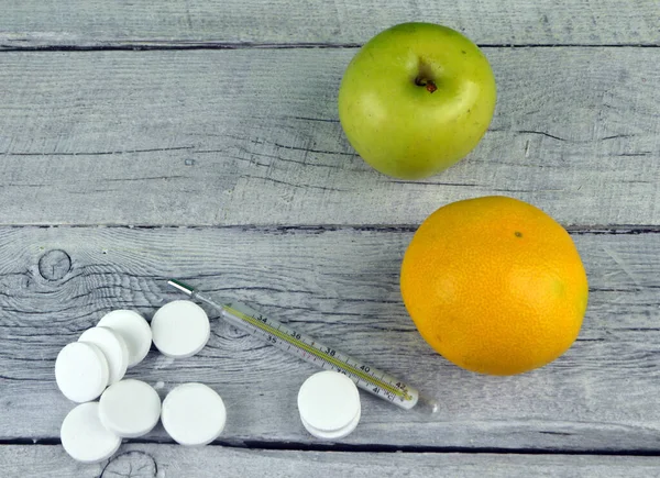 Thermometer Pillen Evenals Fruit Liggen Een Houten Achtergrond — Stockfoto