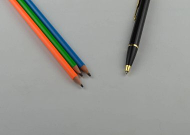 Kalem ve kalemler masanın üstünde.