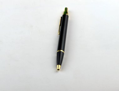 Tükenmez kalem beyaz arkaplanda yatar