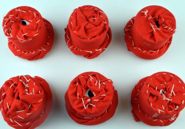 Masada kumaştan yapılmış bir sürü kırmızı eşya var.