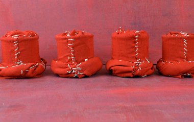 Masanın üzerinde kırmızı süslemeli eşyalar var.