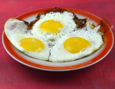 Mutfak masasındaki tabakta taze çırpılmış yumurta var.