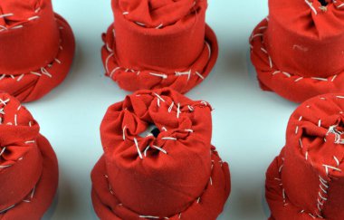 Güzel kırmızı dekoratif bardak altlıkları masanın üzerinde duruyor.