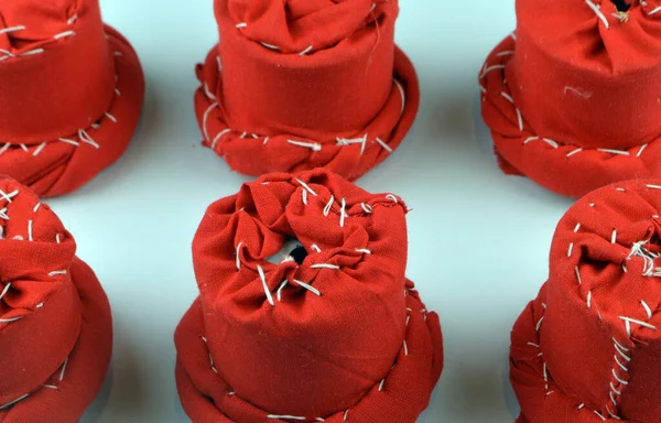 Güzel kırmızı dekoratif bardak altlıkları masanın üzerinde duruyor.