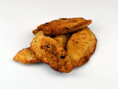 Beyaz bir tabakta kıymalı taze börekler var.