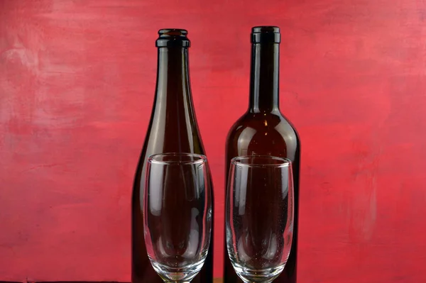 Vasos Vacíos Botellas Vino Pie Sobre Fondo Madera —  Fotos de Stock