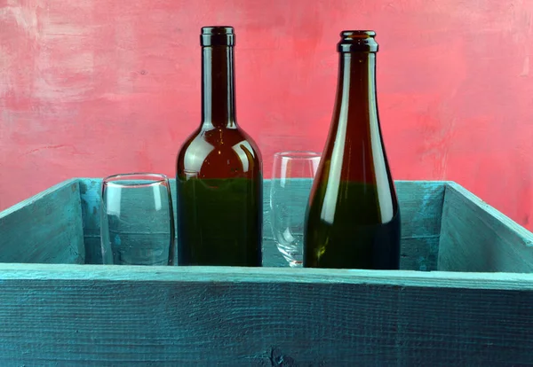 Botellas Con Alcohol Vasos Están Una Caja Sobre Mesa —  Fotos de Stock