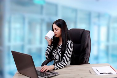 Office'i, teknoloji ve iş kavramı - ciddi iş ekibi ile tablet pc bilgisayar, belge ve tartışma ofise sahip kahve