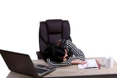 iş, ofis, okul ve eğitim kavramı - iş kadını ile bilgisayar iş yerinde vurguladı
