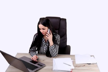 bilgisayar kullanarak ve klavyede yazarak işkadını