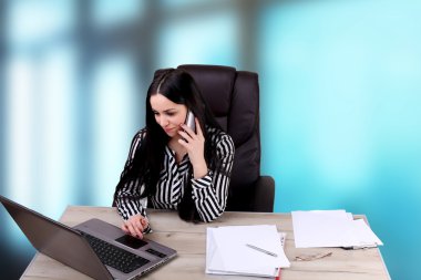 ofiste çalışan işadamı söyledi telefonda iş kavramı