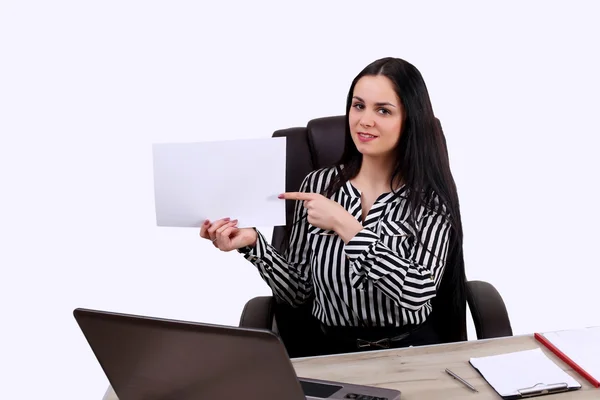 Zakelijke vrouw wijzende vinger op wit leeg bord. Witte achtergrond geïsoleerd. — Stockfoto