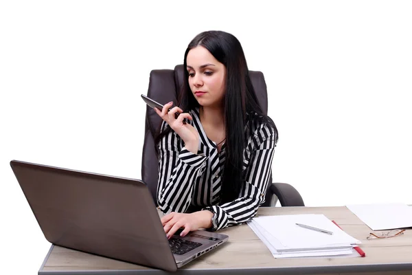 Bela jovem sorridente mulher de negócios sentado em seu local de trabalho tomar notas no escritório — Fotografia de Stock
