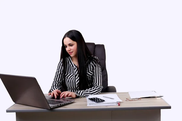 Negócios. Mulher de negócios confiante em pé no estúdio em vestido formal segurando um empresário laptop trabalhando em laptop isolado fundo branco — Fotografia de Stock