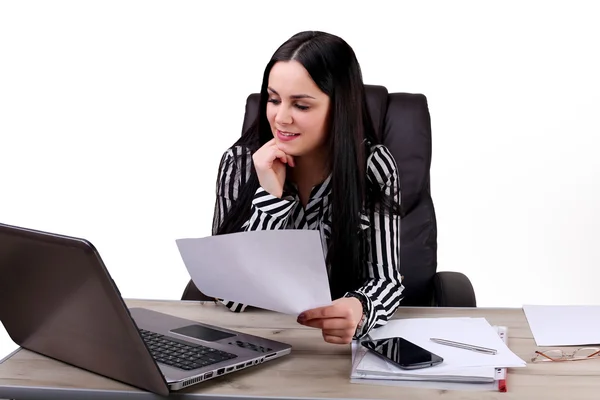 O jovem empresário usando laptop, sorrindo. Branco fundo isolado — Fotografia de Stock