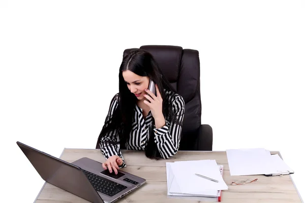 Mulher bonita sentada na mesa do escritório e falando no telefone celular isolado no fundo branco — Fotografia de Stock