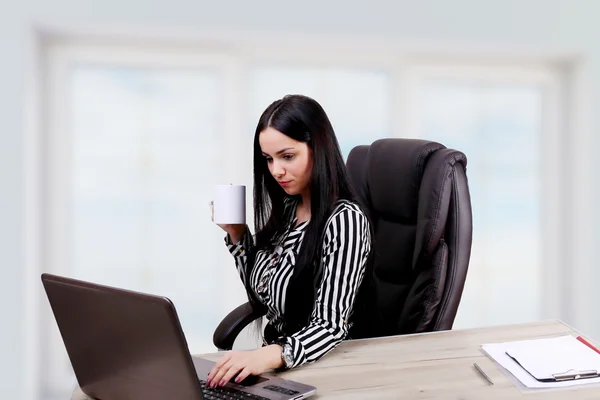 Conceito de negócios, tecnologia e escritório - equipe de negócios séria com computadores tablet pc, documentos e café tendo discussão no escritório — Fotografia de Stock