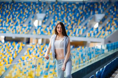 Stadyum, spor kız, yaz, fitness Bayan Kent Sokak, sağlık yaşam tarzı kavramı, yumuşak odak, serisi kız gülümseyerek mutlu genç kadın.