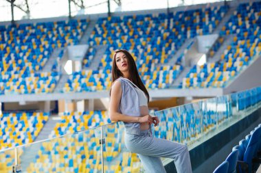 Fitness ve esneme egzersizleri açık havada. Güzel sporcu 