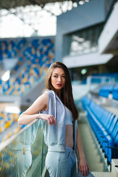 Felice giovane donna sullo stadio, ragazza dello sport, fitness lady a summe — Foto Stock