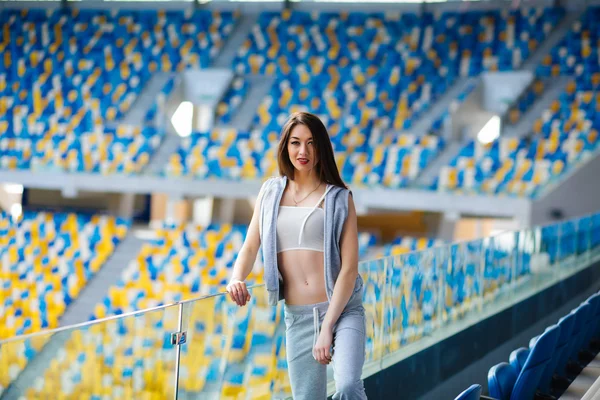 Glückliche junge Frau im Stadion, Sportmädchen, Fitness-Lady im Sommer, lächelndes Mädchen auf der Straße der Stadt, Gesundheitslifestylekonzept, weicher Fokus, Serie. — Stockfoto