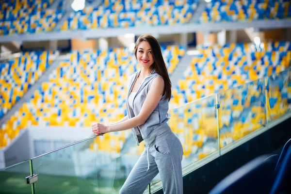 Chica animadora en el estadio riendo cerrando los ojos —  Fotos de Stock