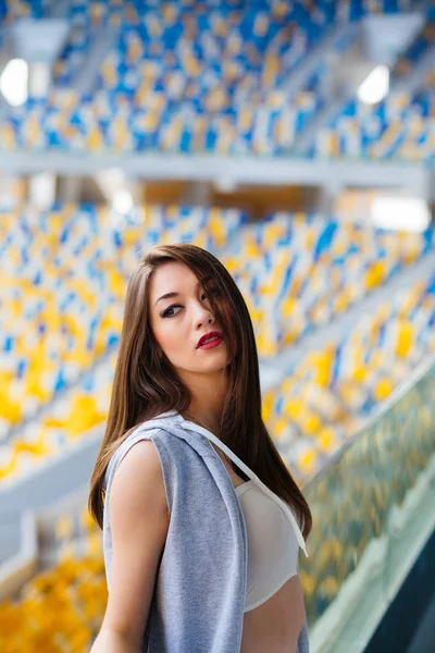 Gelukkig jonge vrouw op Stadion, sport meisje, Dame van de fitness op zomer, glimlachend meisje op stad straat, gezondheid lifestyle concept, vbs, serie. — Stockfoto