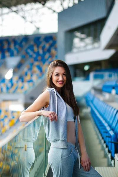 Jovem feliz no estádio, menina do esporte, senhora fitness no summe — Fotografia de Stock