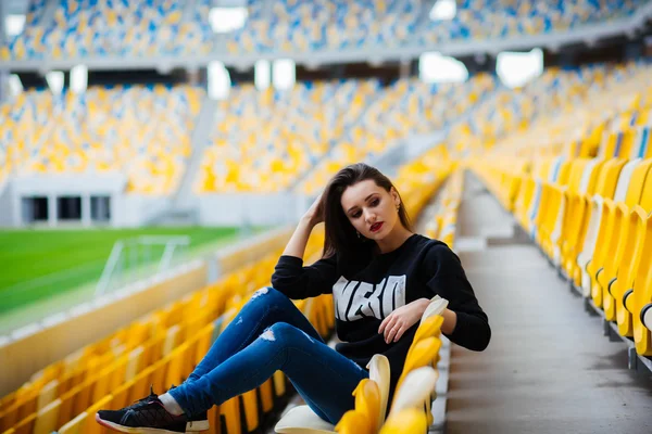 Meisje met plezier buiten. Mooi meisje zit op school stadion. Rest van de studie. Buiten, Lifestyle — Stockfoto