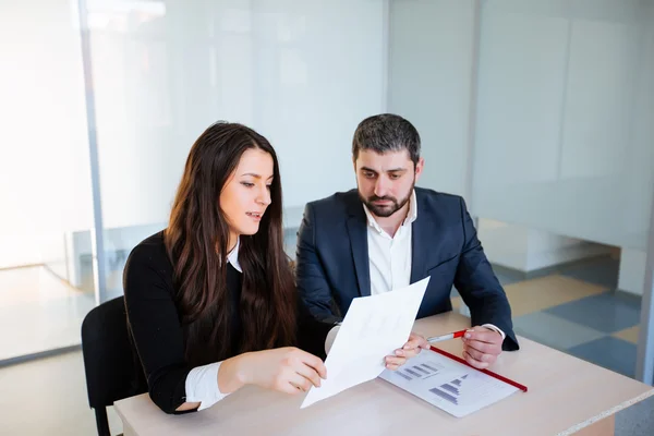 Imagem de dois jovens empresários a discutir o projecto na reunião — Fotografia de Stock