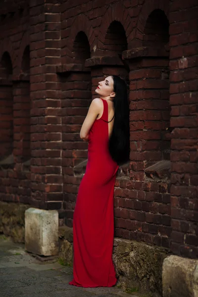 Menina bonita com cabelo ondulado longo na moda vestido longo, criando uma arquitetura moderna de design branco — Fotografia de Stock