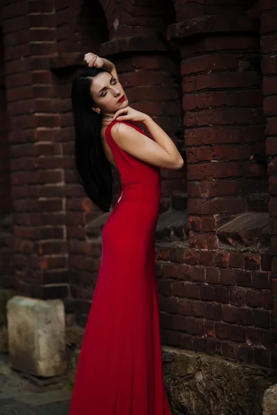 Jeune femme célèbre beauté en robe rouge flottante de plein air — Photo