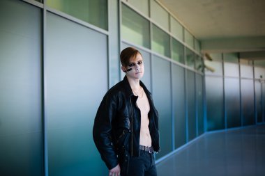 Yüzünde hafif bir arka plan üzerinde gri boya ile genç adam.