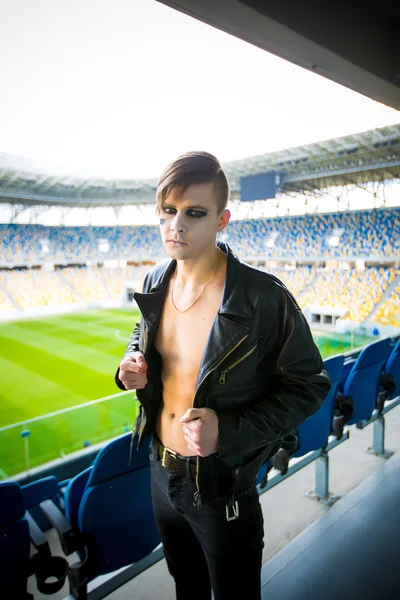 Hombre Fuera en chaqueta casual, de pie en el estadio — Foto de Stock