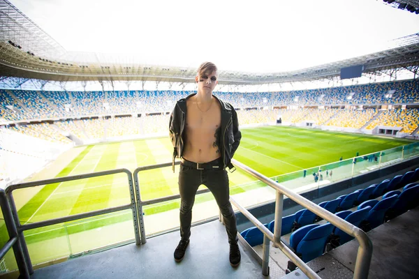 Retrato de hombre con cara tatuada en cuero Chaqueta en el estadio — Foto de Stock