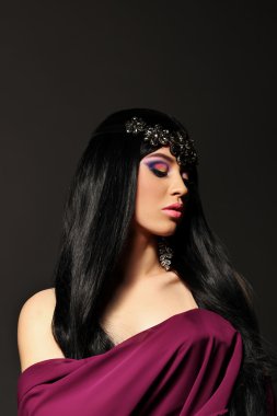 Uzun dalgalı saçlı güzel bir kız. Kıvırcık saçlı esmer