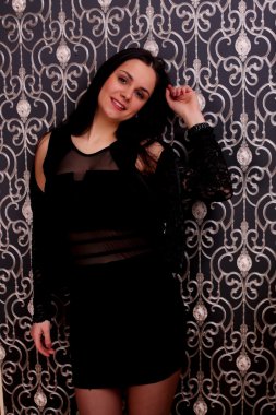 Mükemmel bir elbiseli güzel bir esmer