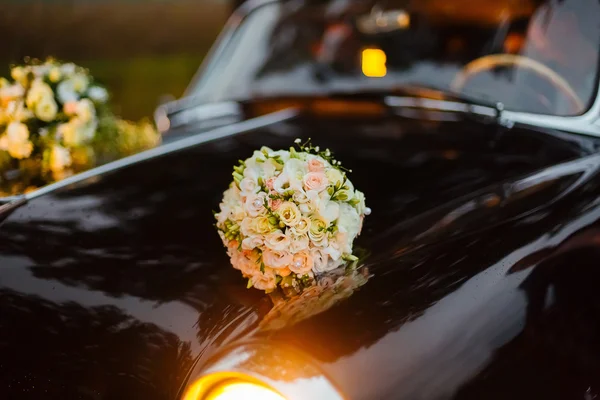 Elegante coche negro de lujo decorado con flores amarillas y azules —  Fotos de Stock