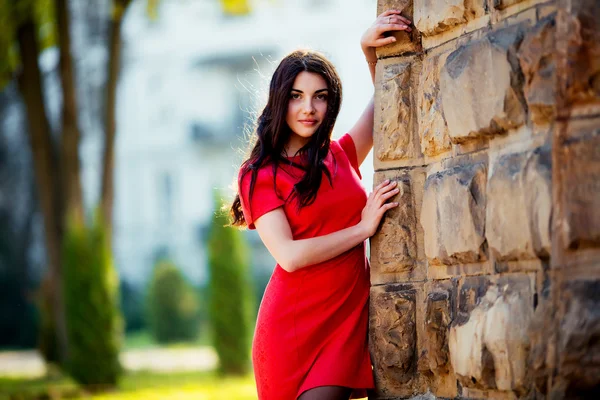 Retrato de una hermosa chica en la calle. foto con colores cálidos — Foto de Stock