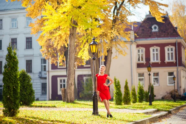 Nahaufnahme Schönheit Porträt der jungen schönen Mädchen mit blonden lockigen Haaren, die dich anschauen. Sanftes Lichterfest — Stockfoto