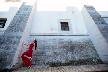 Güzel kız kameraya bakarak büyük gözleri ve çıplak omuz ile karanlık kaşları ve alanı kopyalayın, bir model ile hafif çıplak makyaj, gri studio arka plan, güzellik Foto, gülümseyerek, yakın çekim.