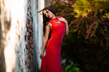 Güzel, gülümseyen kız sana bakıyor.